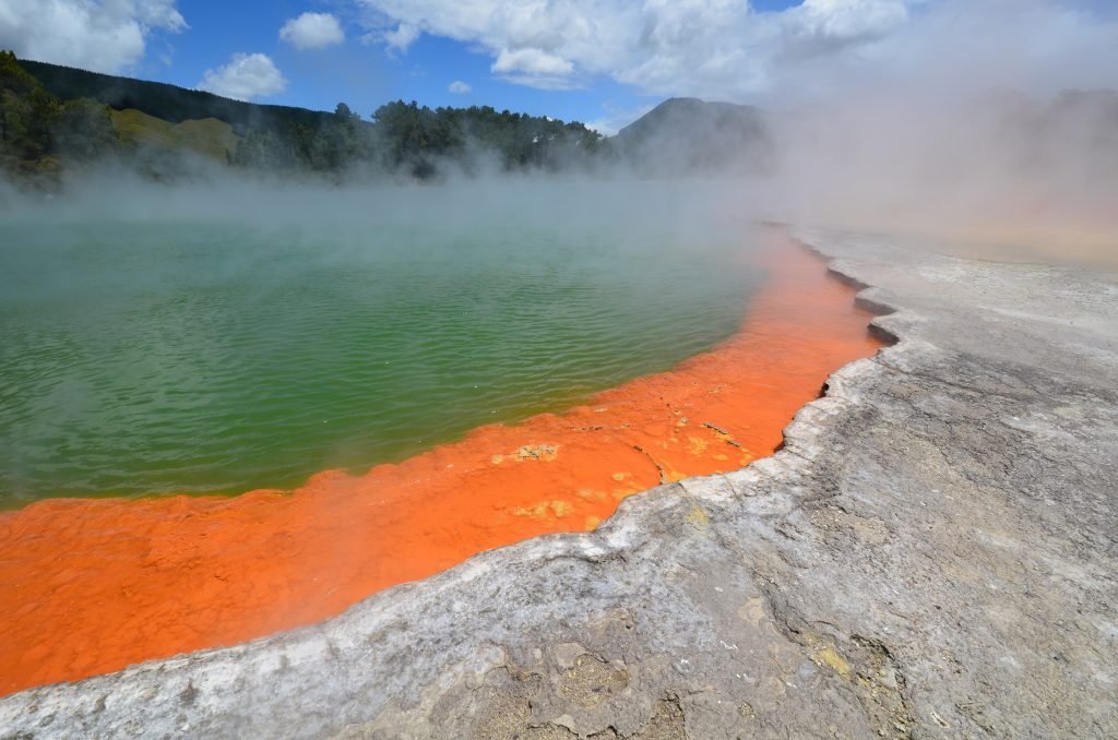 wai o tapu thermal valley in New Zealand the only travel guide you will ever need.