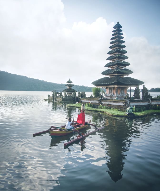 Tempel auf dem Wasser in Bali, Indonesien