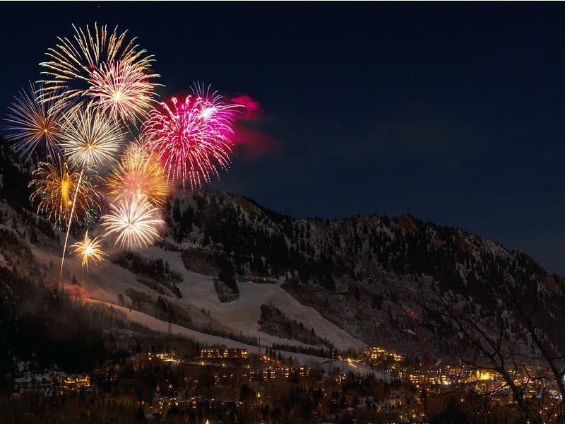 Feuerwerk in den Bergen zu Silvester