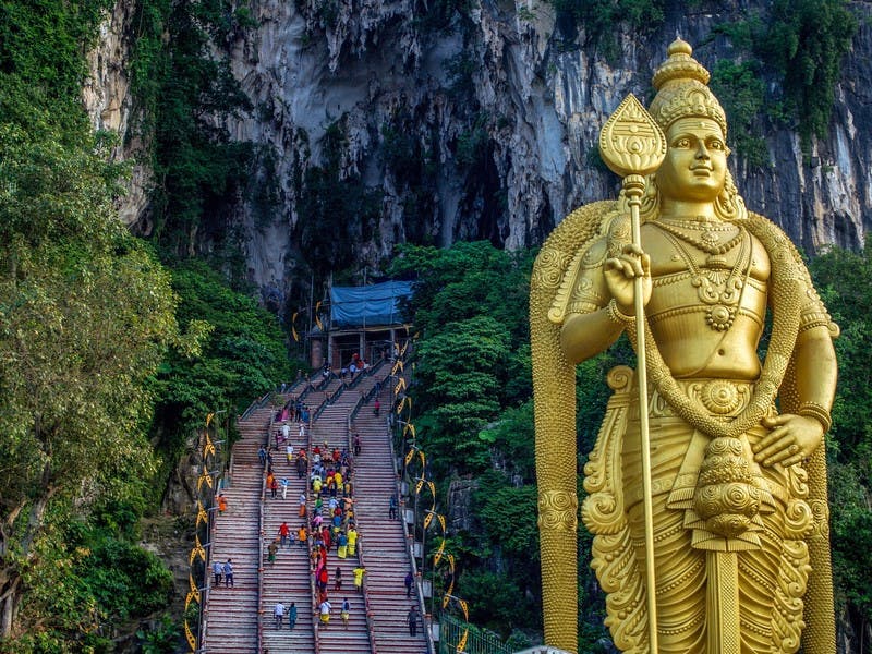 Goldene Statue des Hindugottes Murugan am Eingang der Batu Caves