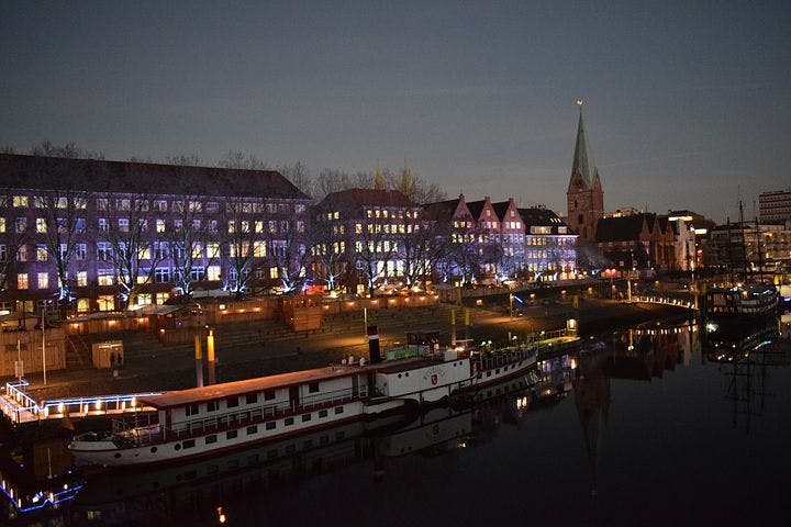Schlachtenzauber Weihnachtsmarkt in Bremen bei Nacht mit blauer Beleuchtung 