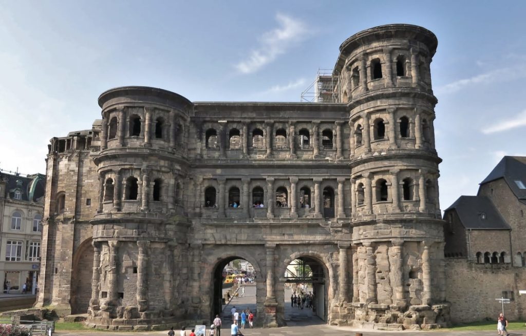 Die Porta Nigra befindet sich in Trier in Rheinland-Pfalz und sieht aus wie aus dem alten Rom. 