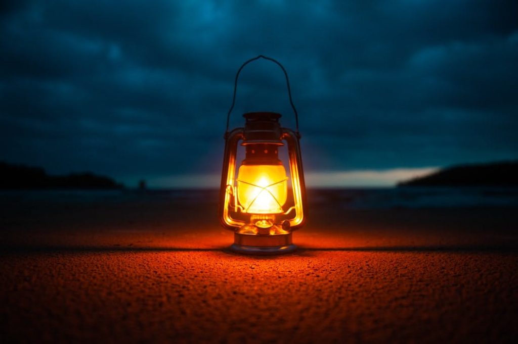 Campingtipp: Beleuchtete Kerosin-Laterne in der Dunkelheit