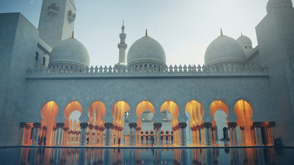 Weiße Scheich-Zayid-Moschee, Durchgänge beleuchtet, in Abu Dhabi 