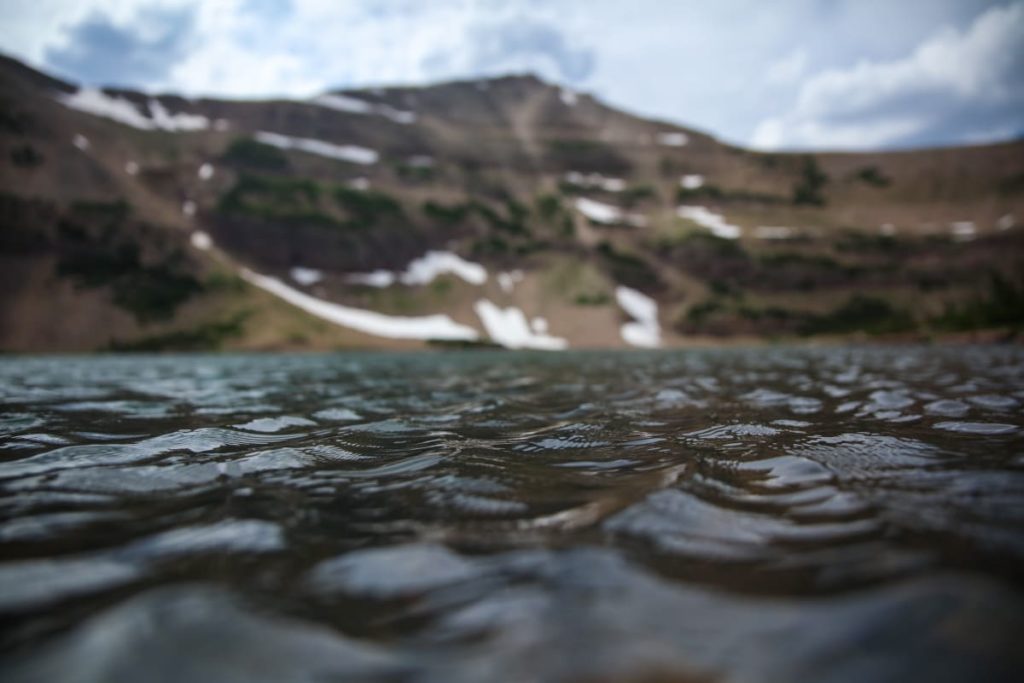 Ein See mit Bergen im Hintergrund