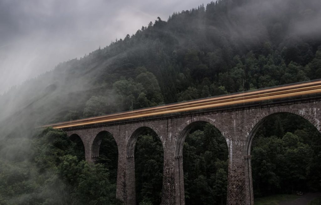 Eine hohe Brücke im Schwarzwald in Baden-Württemberg, bekannt für die Schwarzwaldbahn gelegen in tiefen Wäldern im Nebel