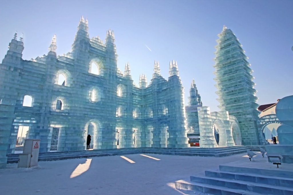 Aus Eis gebaute Festung im Rahmen des Harbin Eisfestival in der gleichnamigen Metropole in China