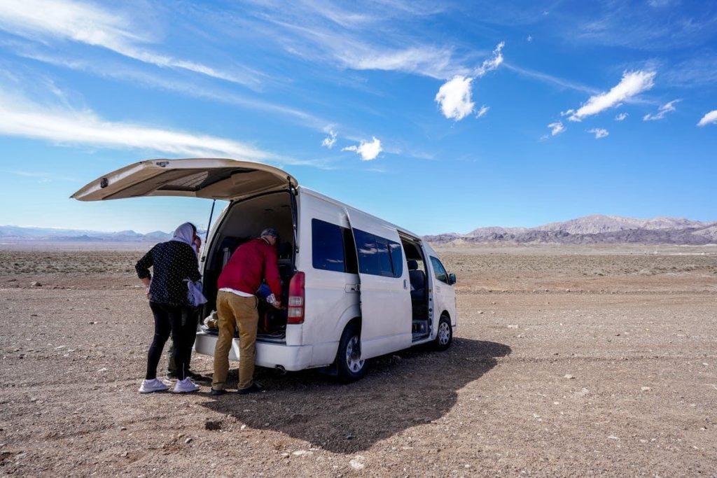 Trip in Iran when a TripLeader fails with a white van in the middle of nowhere