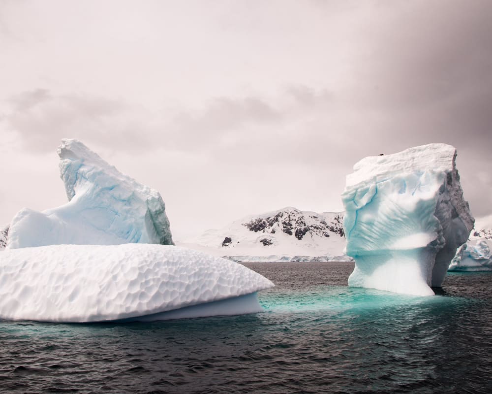 Bücher und Filme zum Thema Reisen: Eisbrocken im Wasser in der Antarktis 