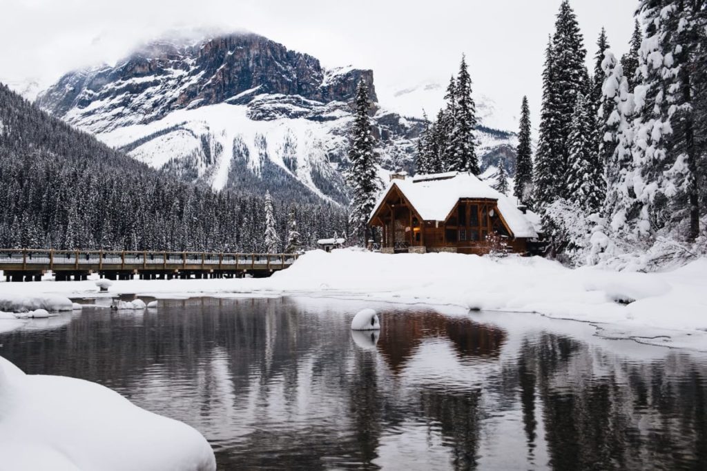 Hütte im Schnee im Skigebiet 