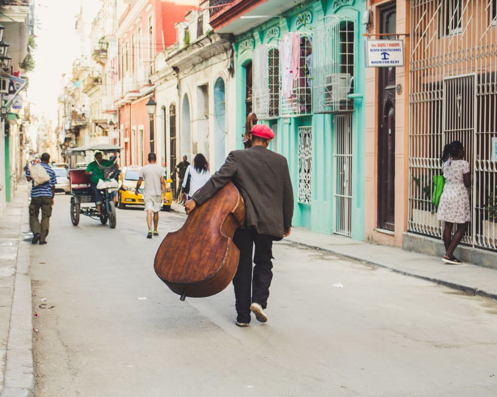 Mann mit einem Cello in den Straßen von Havanna 
