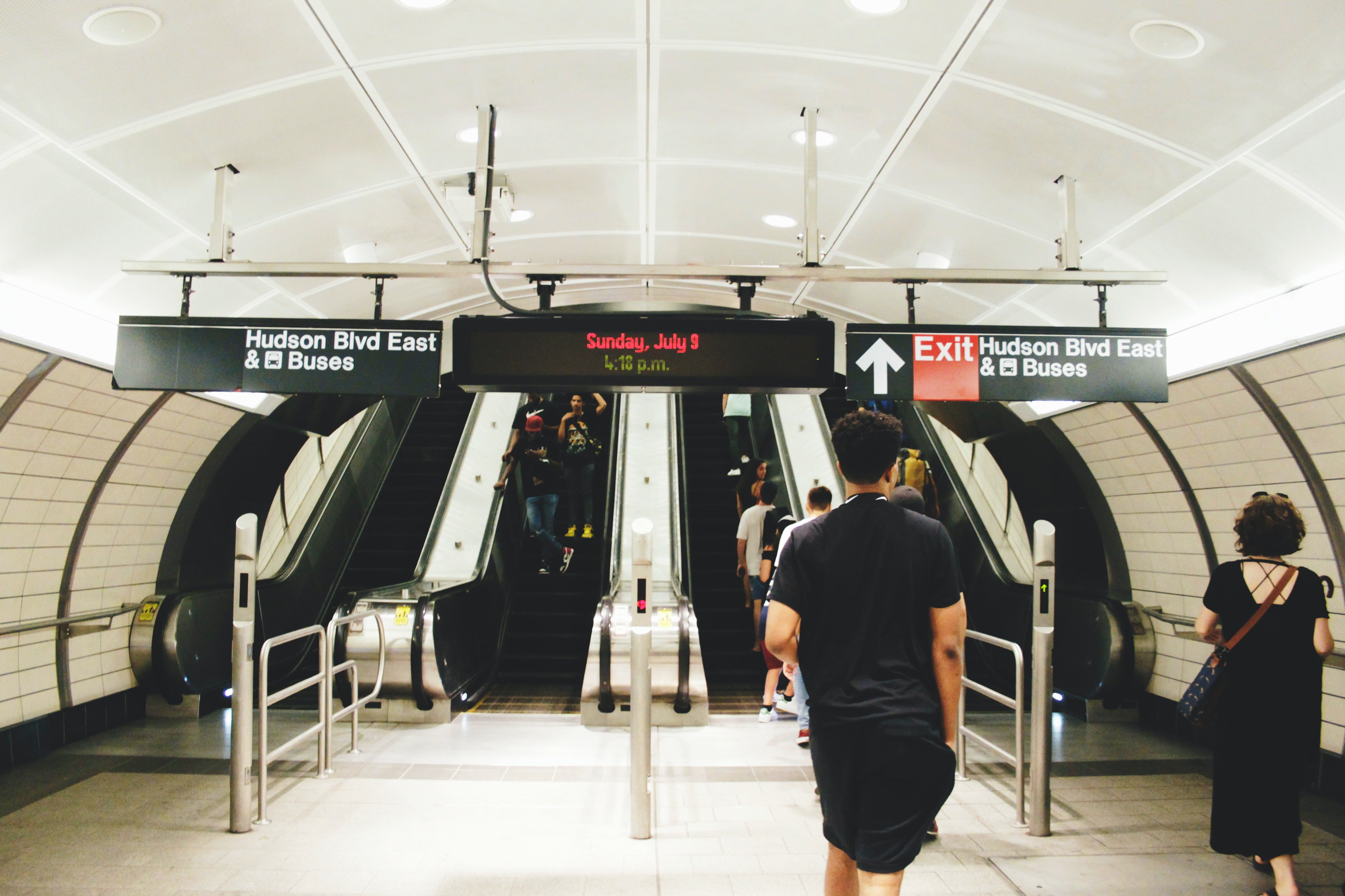 Rolltreppen in einer U-Bahn Station. öffentliche Verkehrsmittel eignen sich perfekt um mit einem Studierenden budget mehr von einer Stadt zu sehen 
