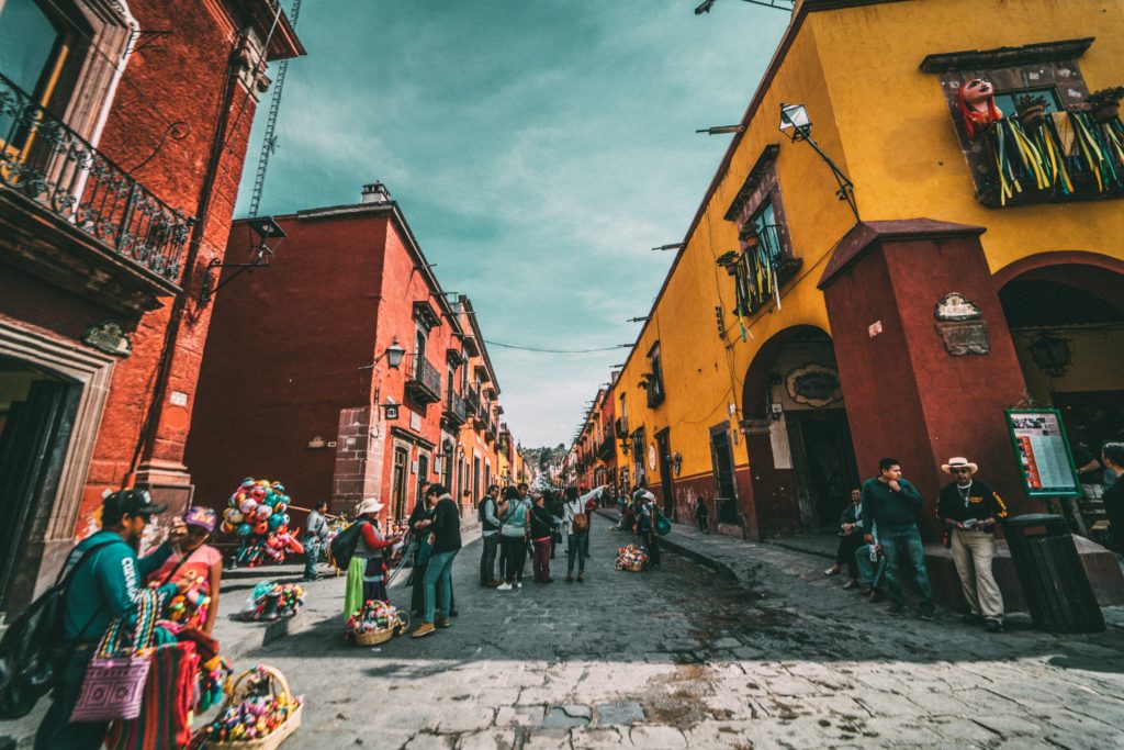 Osterschmuck in San Miguel de Allende in Mexico, which are decorated with colorful garlands