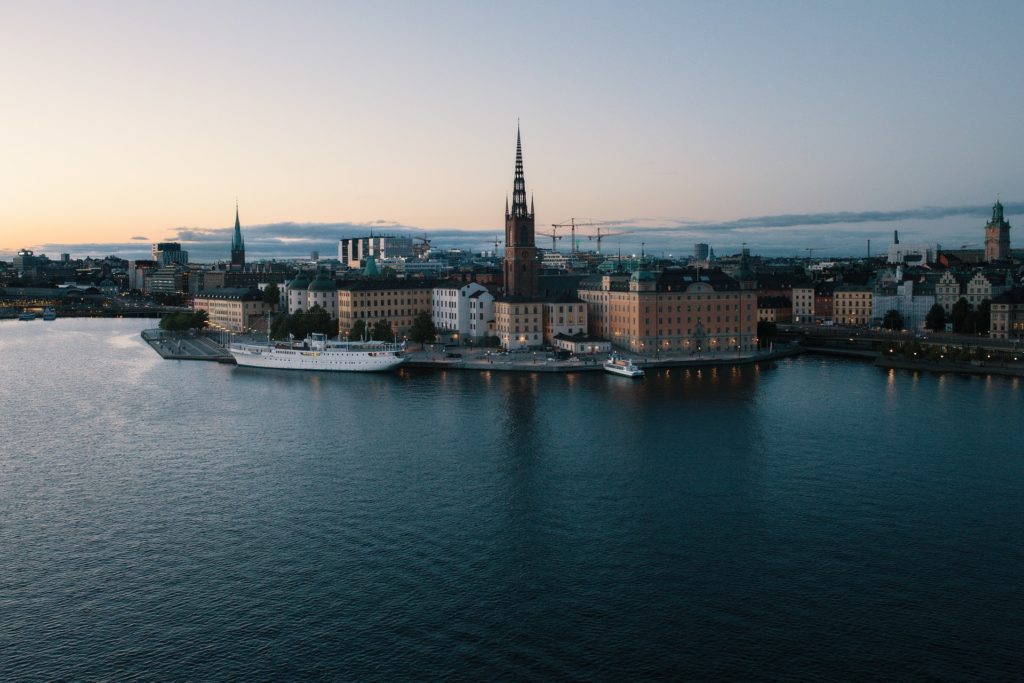 ein schönes Bild von Stockholm mit den traditionellen Gebäuden, die über das Wasser schauen