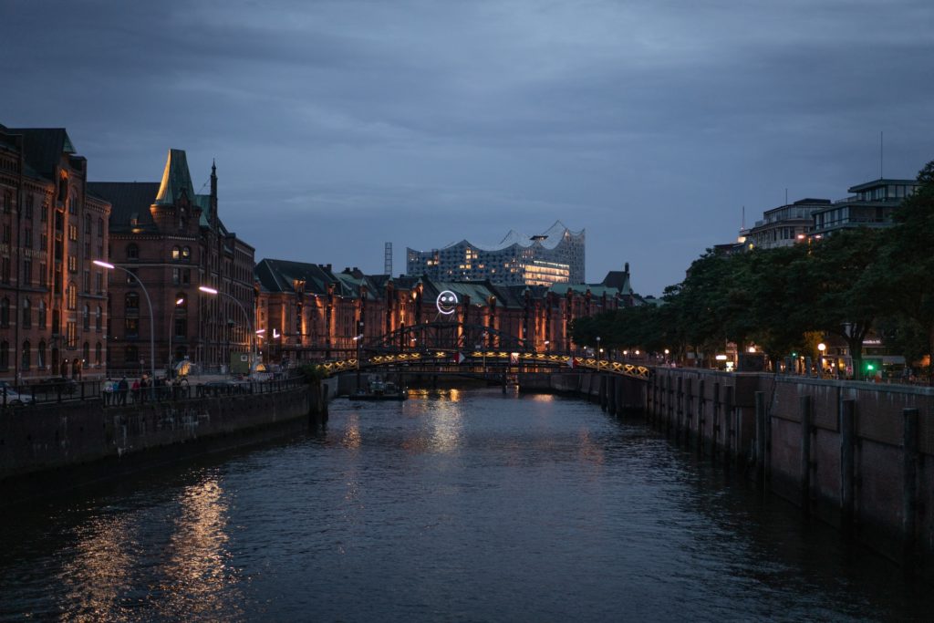 Hamburg, fotografiert am Abend in der Speicherstadt mit Blick auf die Elbphilharmonie auf einer Brücke. 