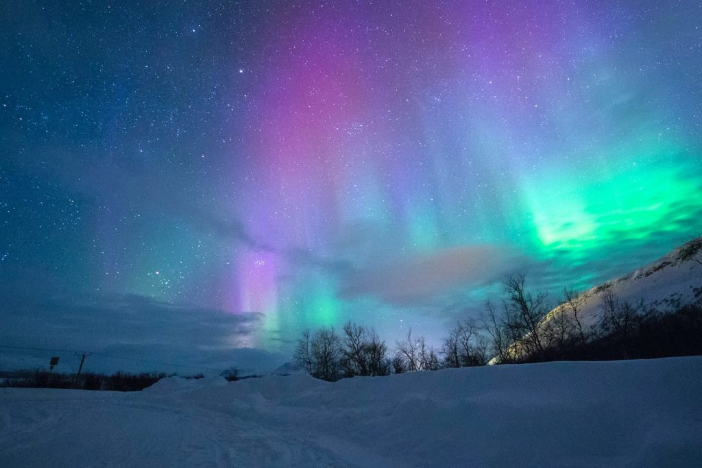Nordlichter in Norwegen in lila, grün und blau.