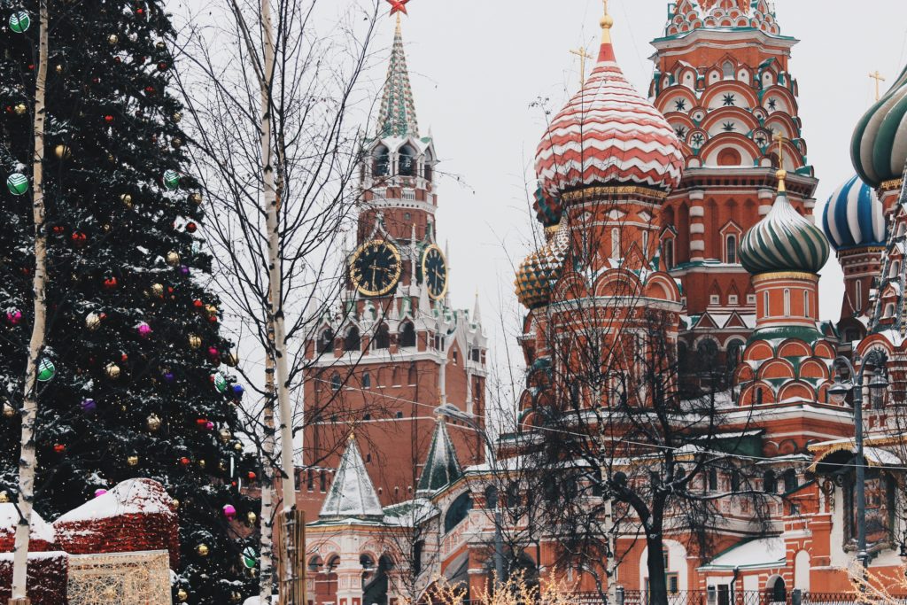 Links im Bild sieht man einen bunt geschmückten Weihnachtsbaum und im Hintergrund sieht man Moskaus bekannte Moscheen