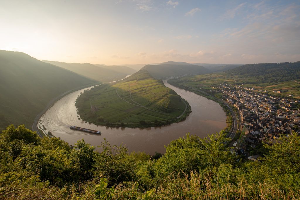 Aussicht von oben auf die Moselschleife