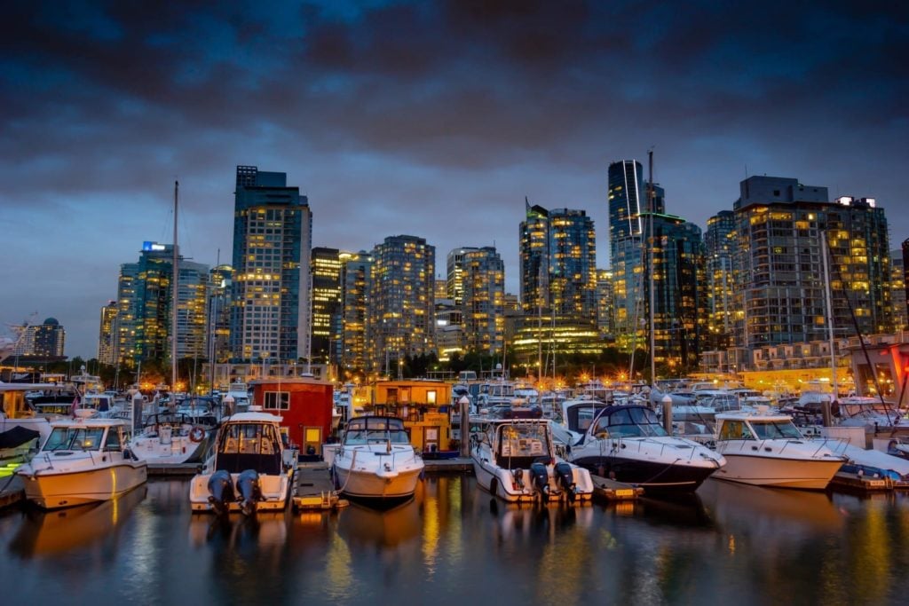 Der Hafen von Vancouver mit Kanada mit Segelbooten und der Skyline im Hintergrund