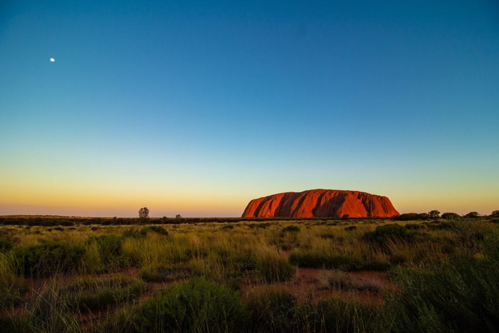 Uluru in Australien - ein Fels bei Sonnenaufgang in schönem Licht