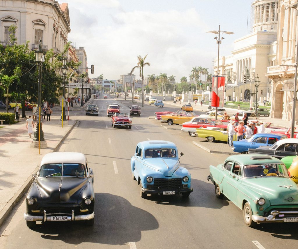 Varadero in Kuba mit vielen bunten Oldtimern.