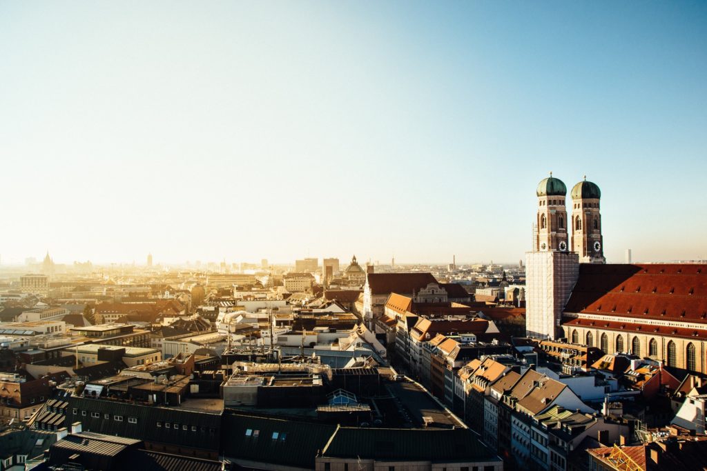 Wochenendtrips in Deutschland: München die Landeshauptstadt, fotografiert von der Frauenkirche an einem sonnigen Tag, perfekt für einen Wochenendtrip