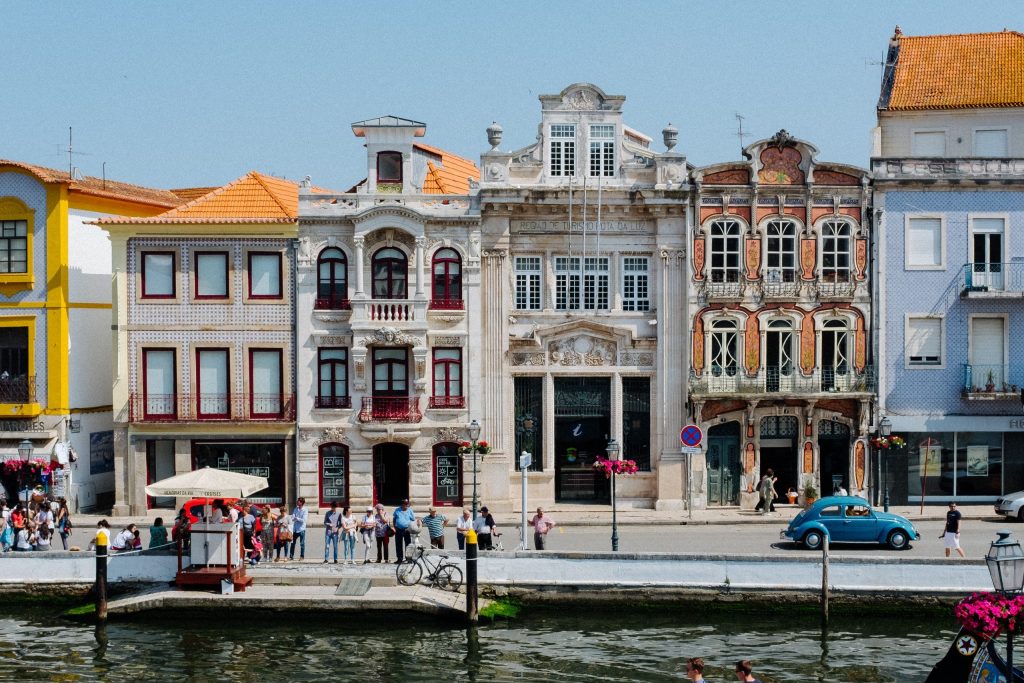 Reise Horoskop 2021 (Teil 2): die bunten Häuser in Portugal.