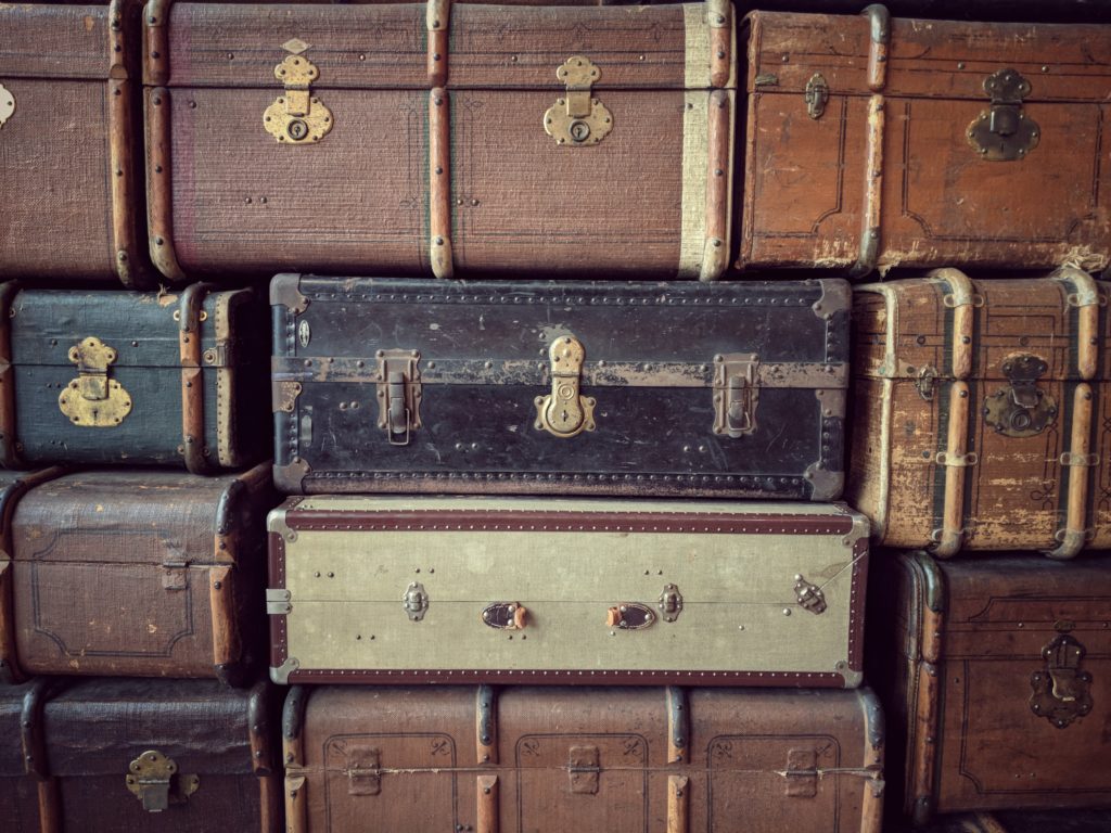 Viele alte Koffer liegen aufeinander