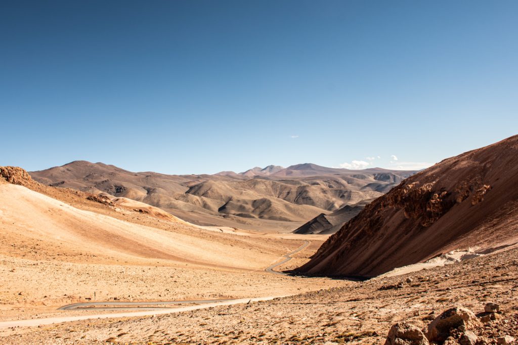 Die Wüste Atacama die sich in die Ferne erstreckt 