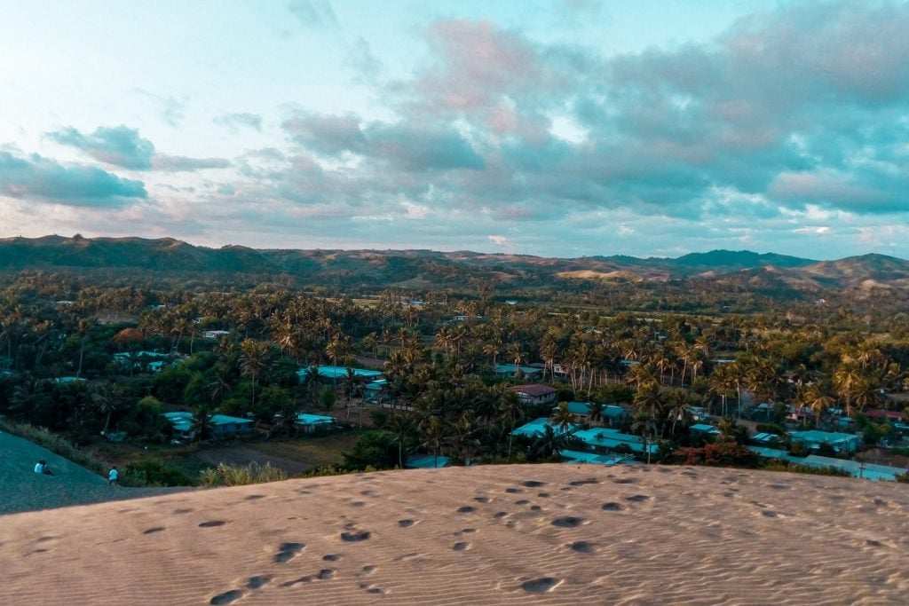 Landschaft von Fidschi mit blauem Himmel und goldenem Sand.