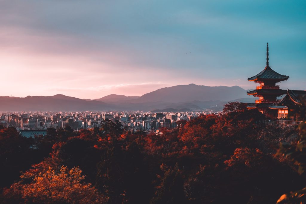 die Landschaft von Kyoto mit einem Tempel und Bergen in der Ferne