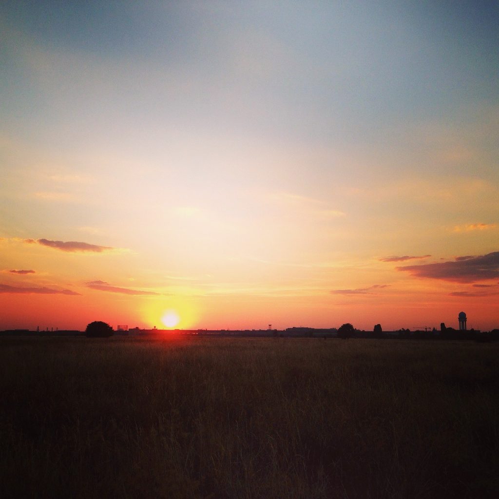 Sonnenuntergang auf dem Tempelhofer Feld 