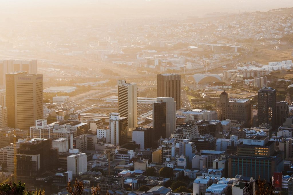 Downtown von Johannesburg in Südafrika mit Wolkenkratzern im Sonnenuntergang.