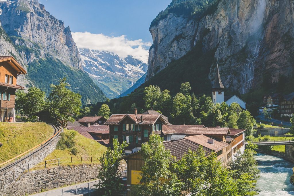 Alpen in der Schweiz mit einem Dorf im Tal.