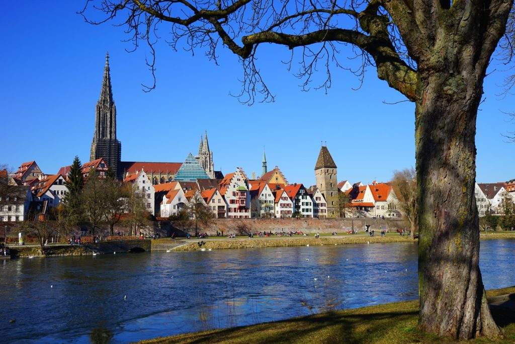 Blick auf die Stadt Ulm mit dem Ulmer Münster, tolle Ausflugsziele in Deutschland