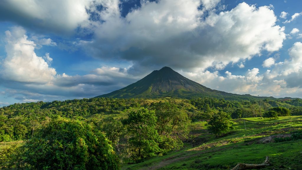 Vulkan in Costa Rica, besonders sicher auf Reisen während Corona.
