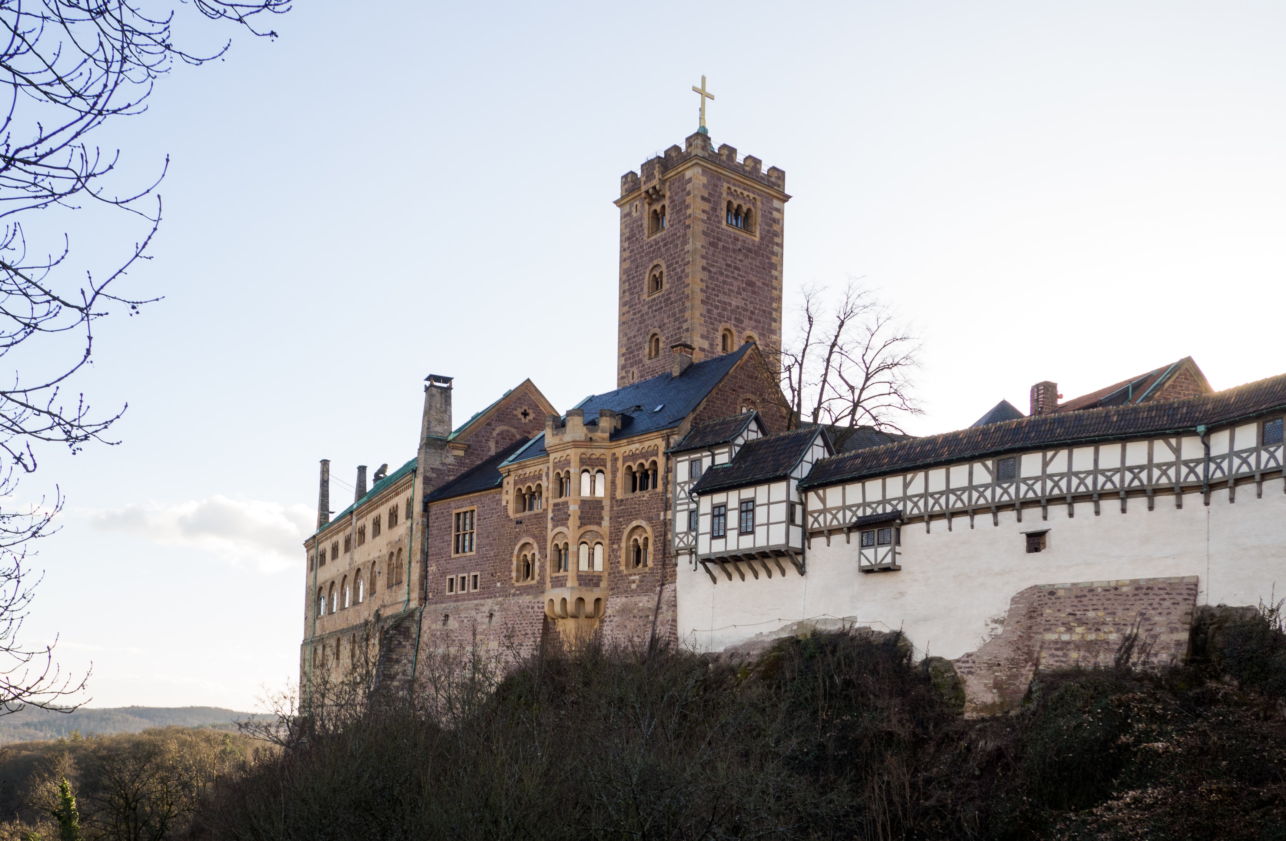 Eine beeindruckende mittelalterliche Burg in Thüringen, Deutschland. Die Wartburg, in der Luther das Neue testament übersetzte. 