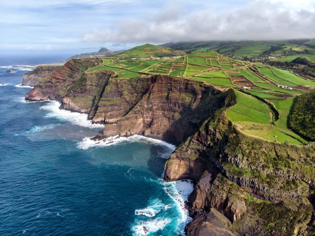 grüne Küste von Azoren mit Klippen