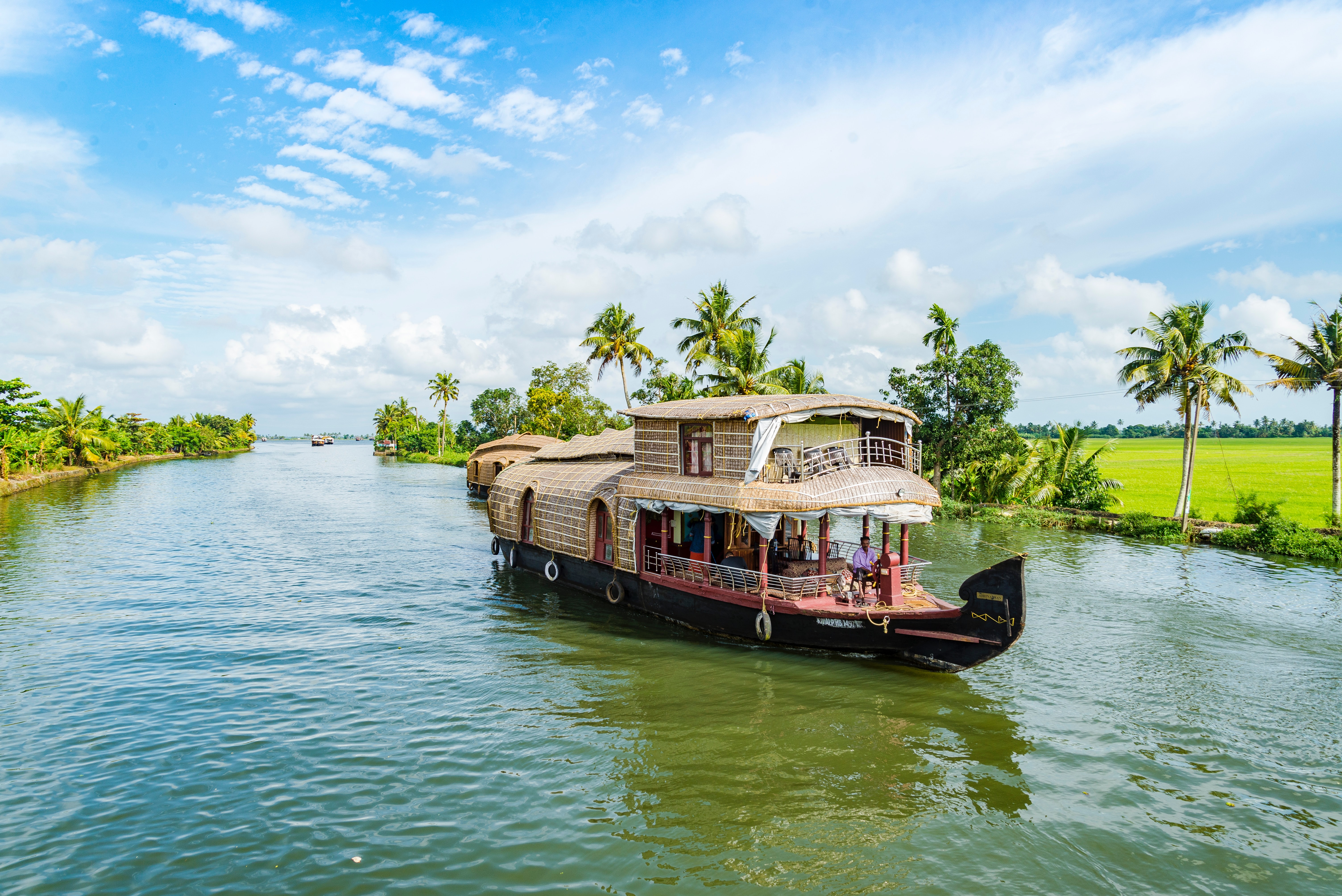 Ein Boot auf einem Fluss in Kerala, Indien.