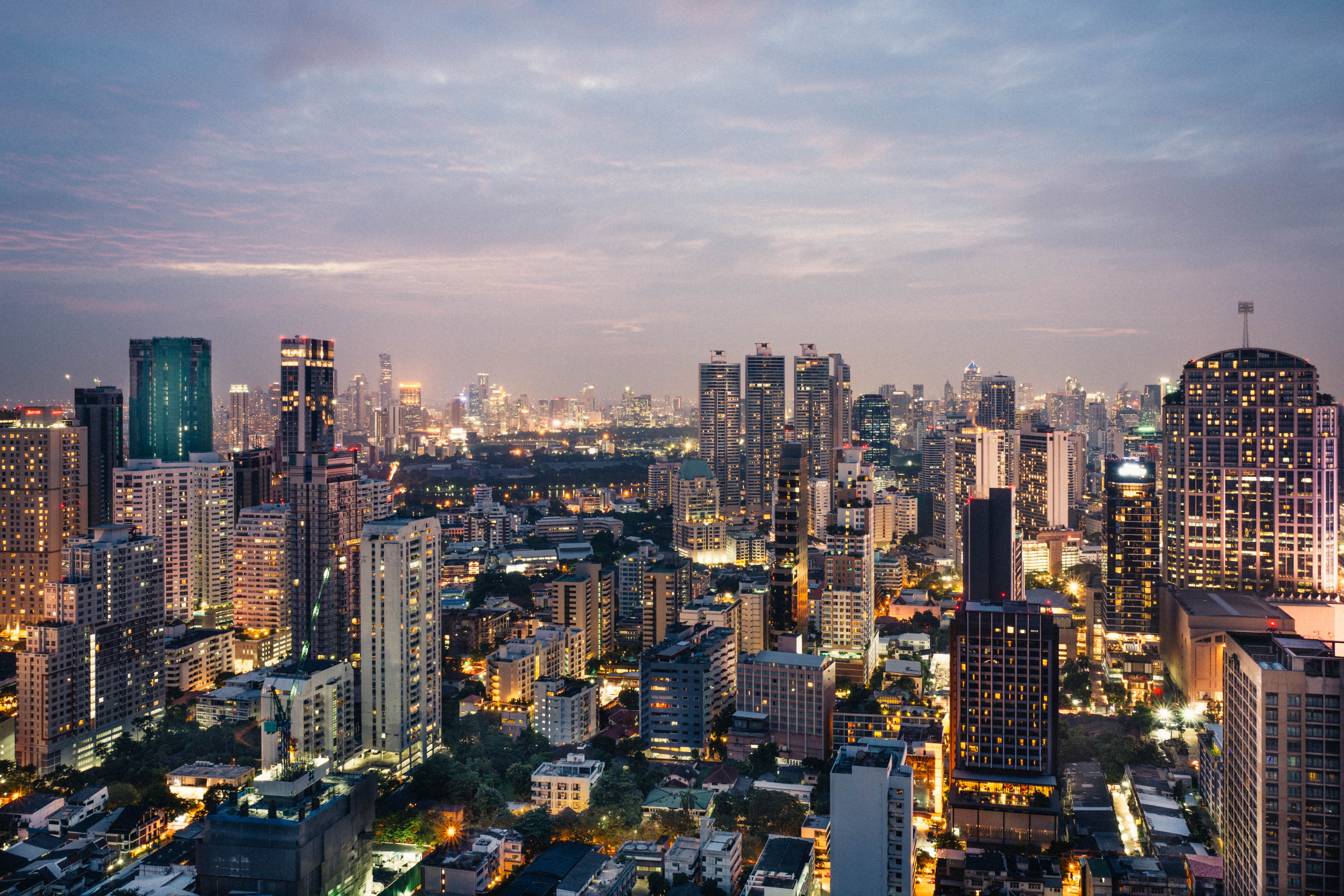 Die Lichter von Bangkok im Sonnenuntergang.
