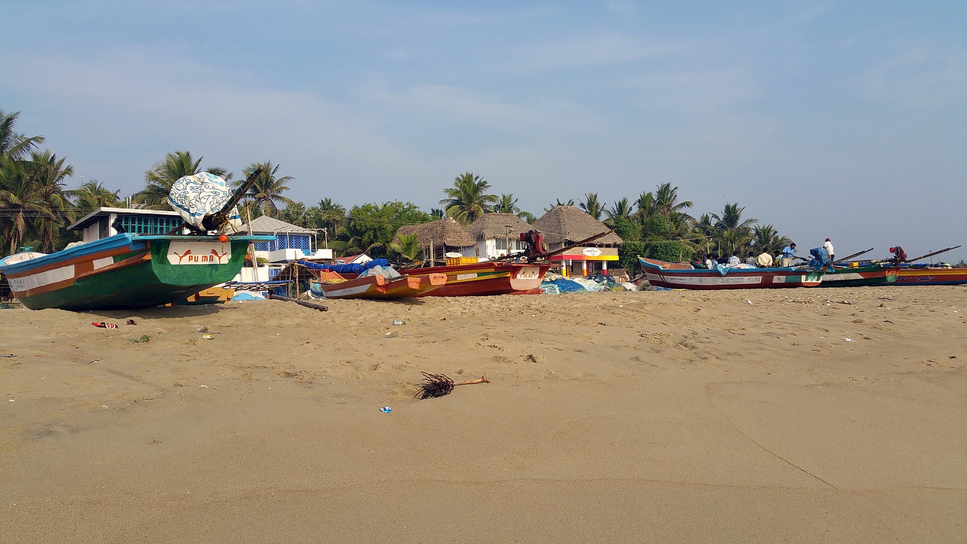 Ein Strand mit Booten in Pondicherry.