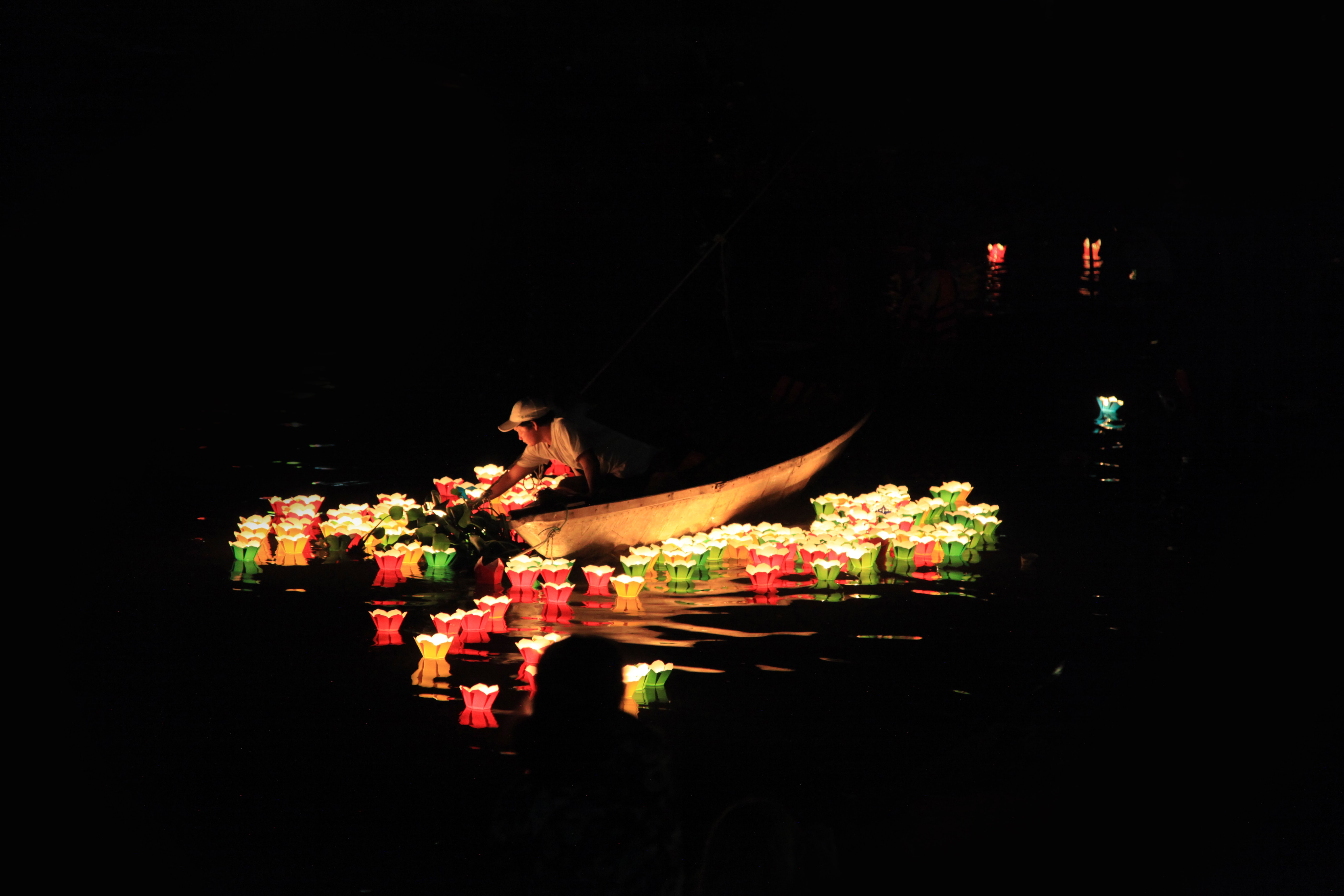 Laternenfestival mit bunten Laternen auf dunkelem Wasser