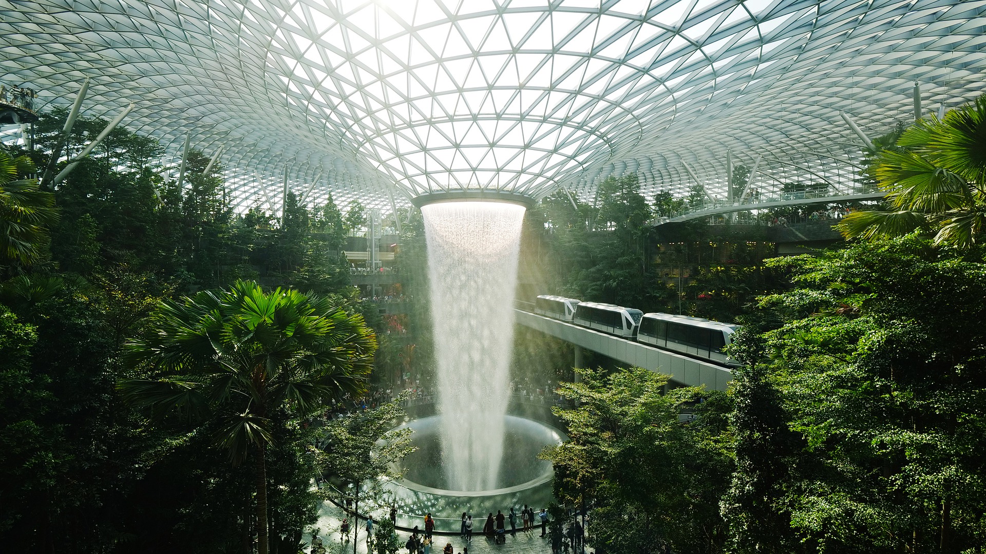 Beeindruckender Wasserfall und ein künstlicha ngelegter Dschungel im Flughafen Changi in Singapur