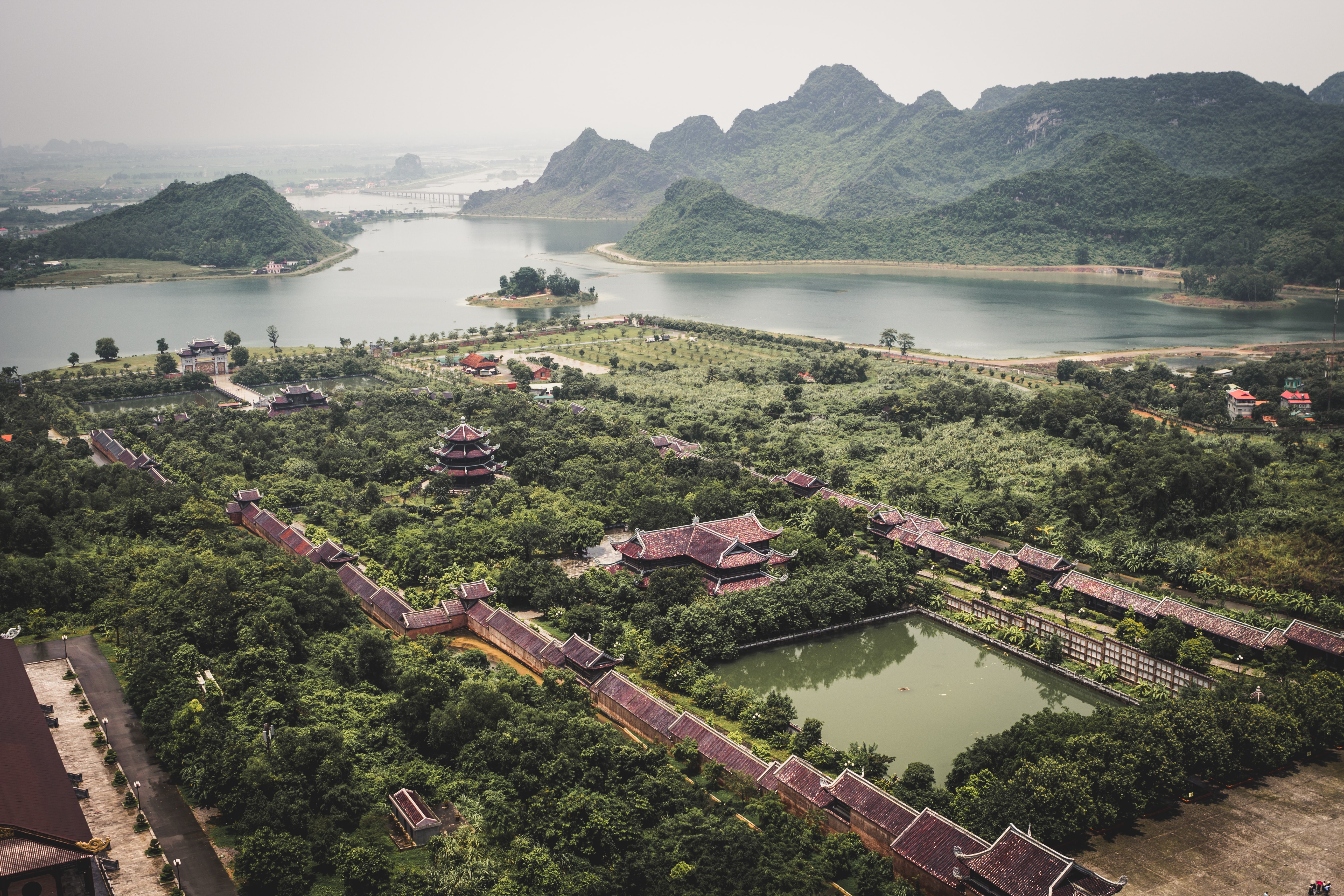 Panoramablick auf Ninh Binh umgeben von Wasser