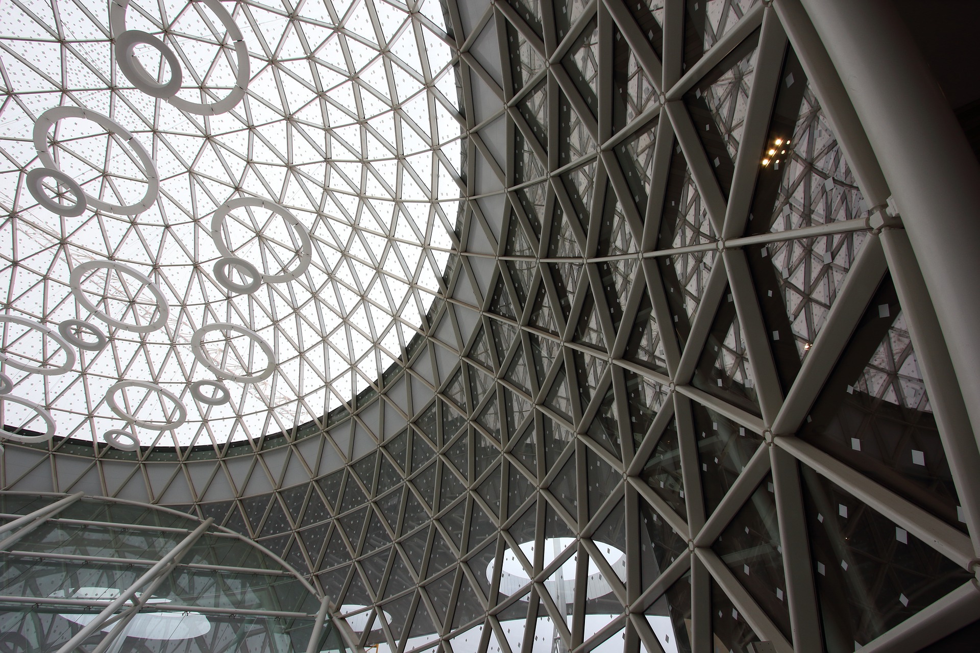 Eine Kuppel gebaut aus Dreiecken und geschmückt mit Kreisen im Internationalen Flughafen von Marokko