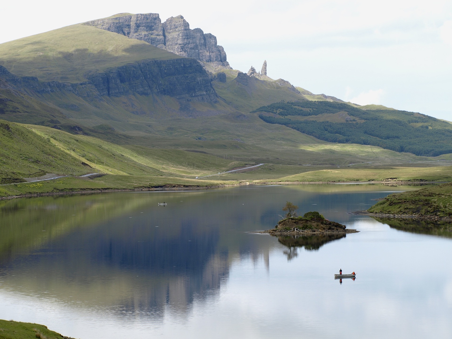 Die hügelige und grüne Landschaft Schottlands.