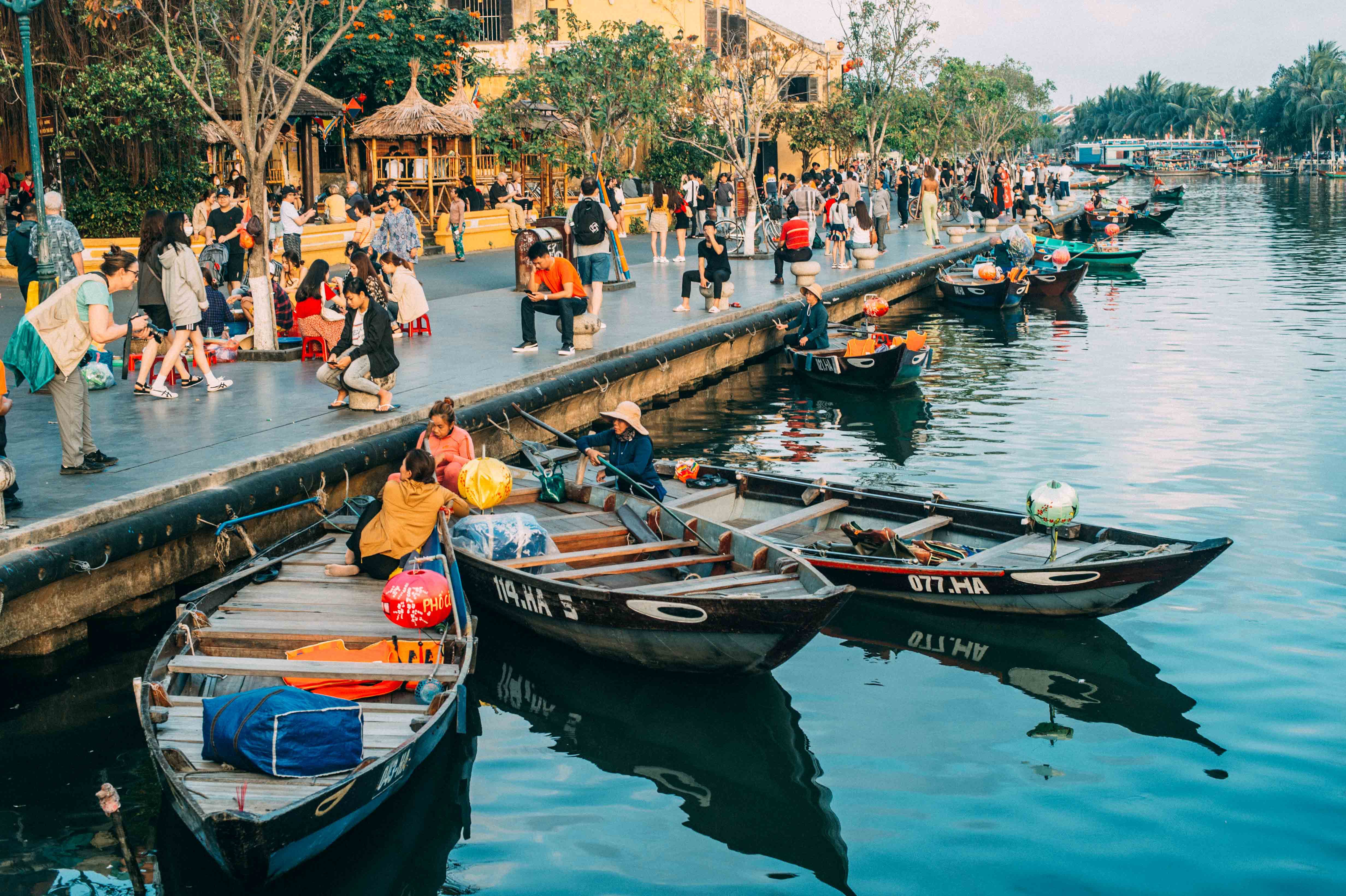 Hoi An, Vietnam mit Booten auf einem Fluss.