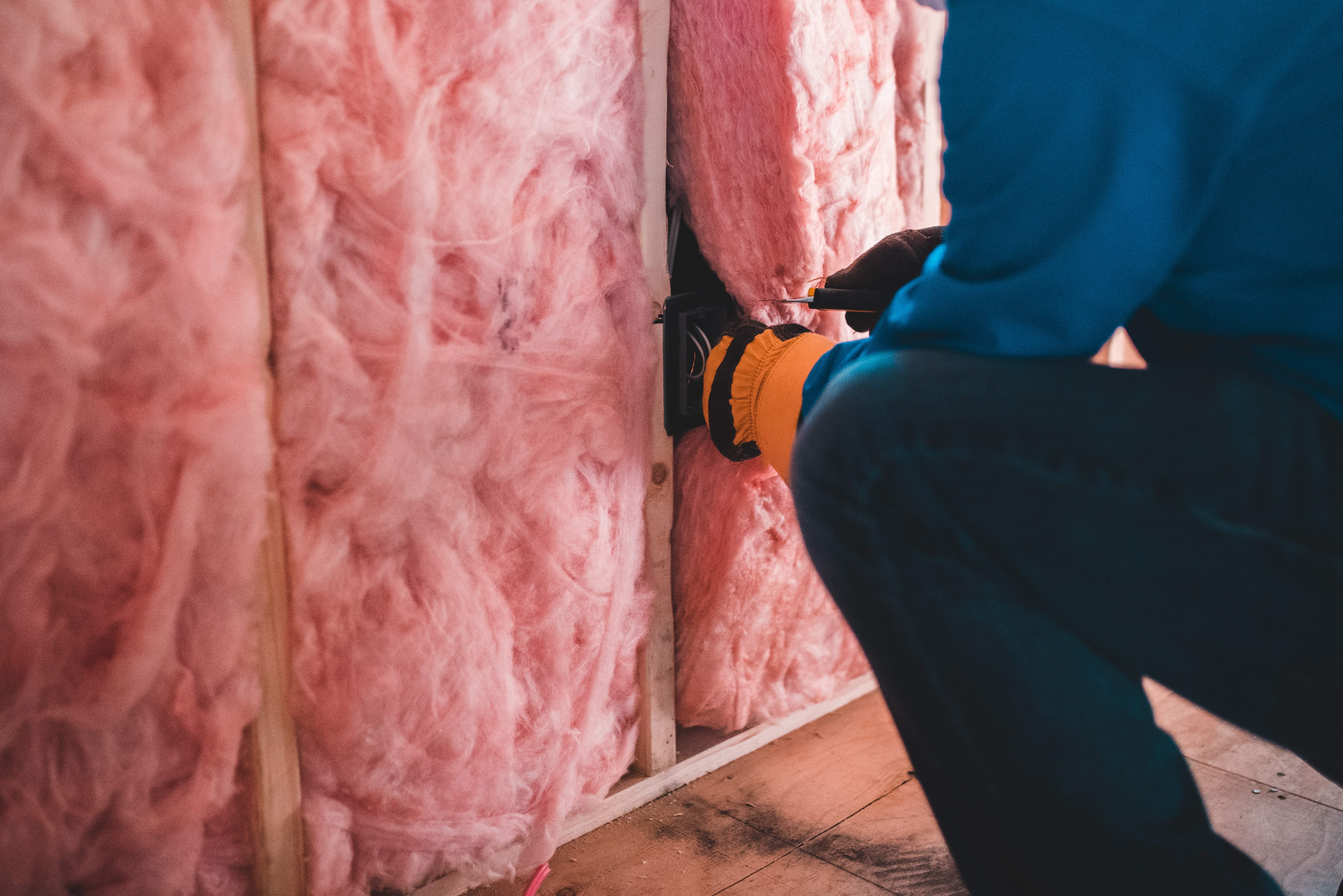 Photograph of the ceramic fiber blanket insulation layers and sample