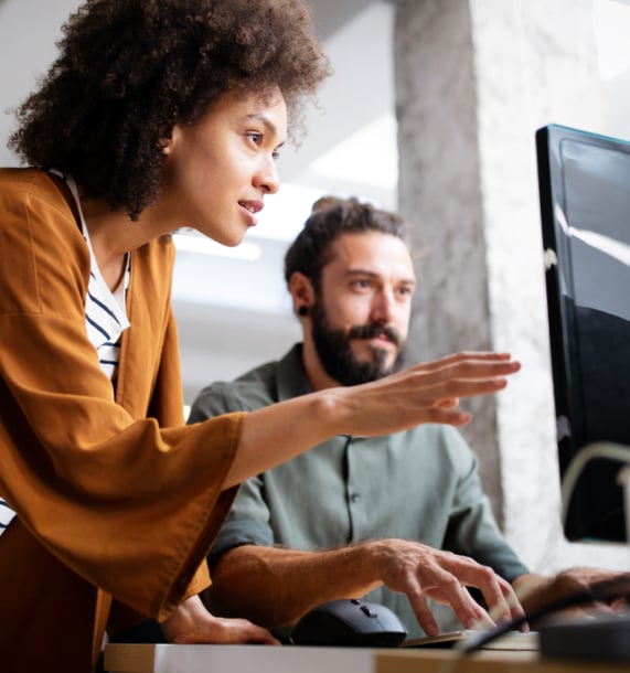 Zwei Personen, die auf einen Computerbildschirm blicken
