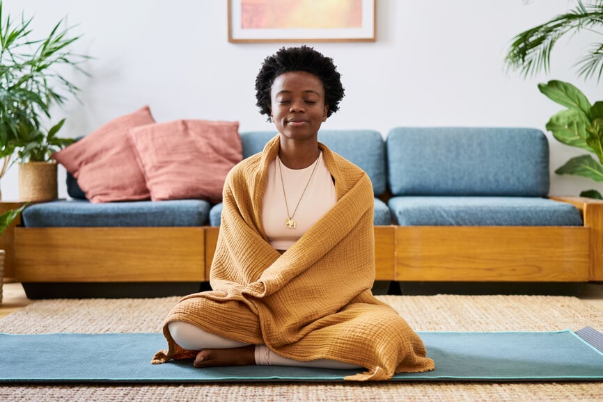 Free Photo  Woman doing a self care routine at home